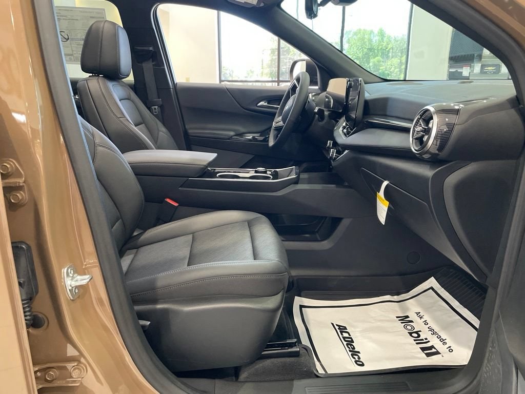 2027 Chevrolet Equinox LT - Photo 11