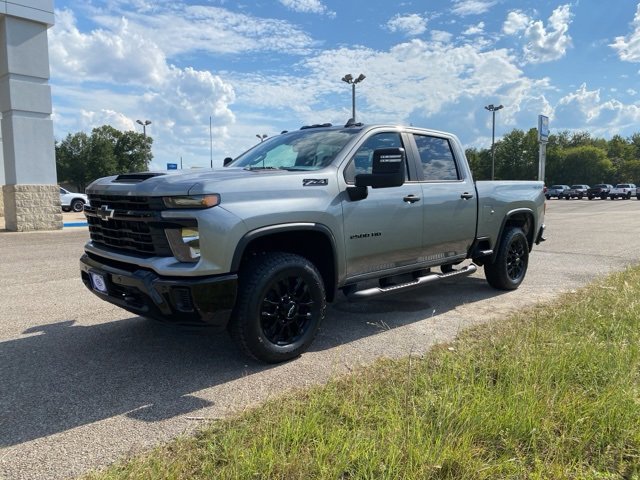 2025 Chevrolet Silverado 2500HD Custom photo 3