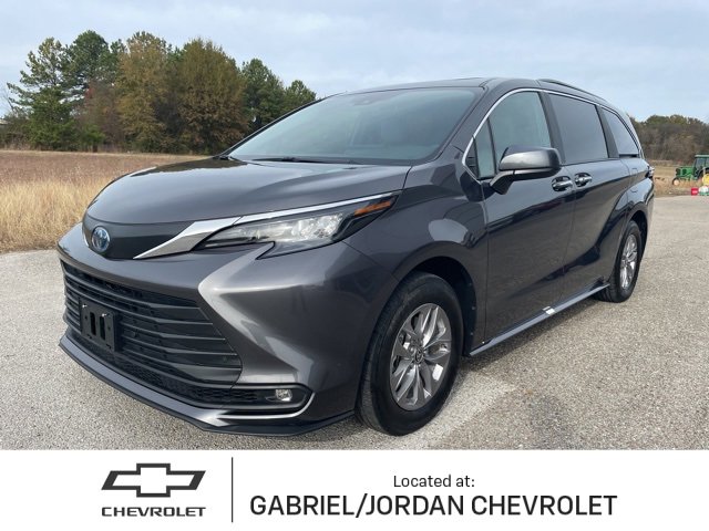 2025 Toyota Sienna XLE's photo