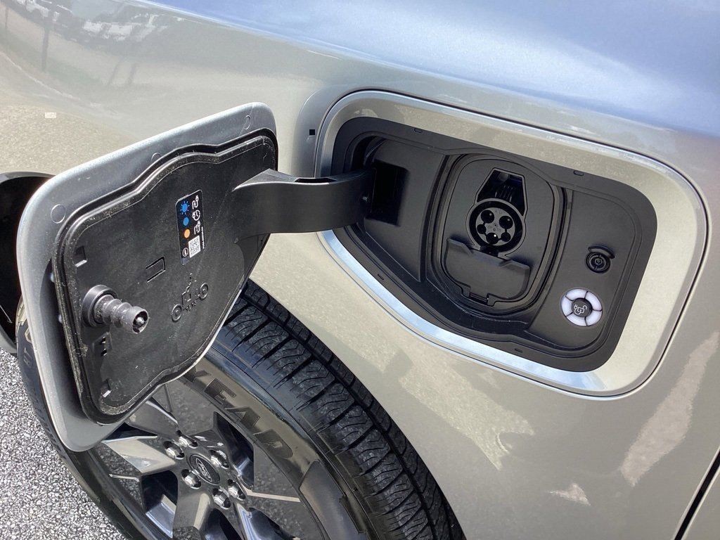 2025 Ford F-150 Lightning Flash - Photo 17