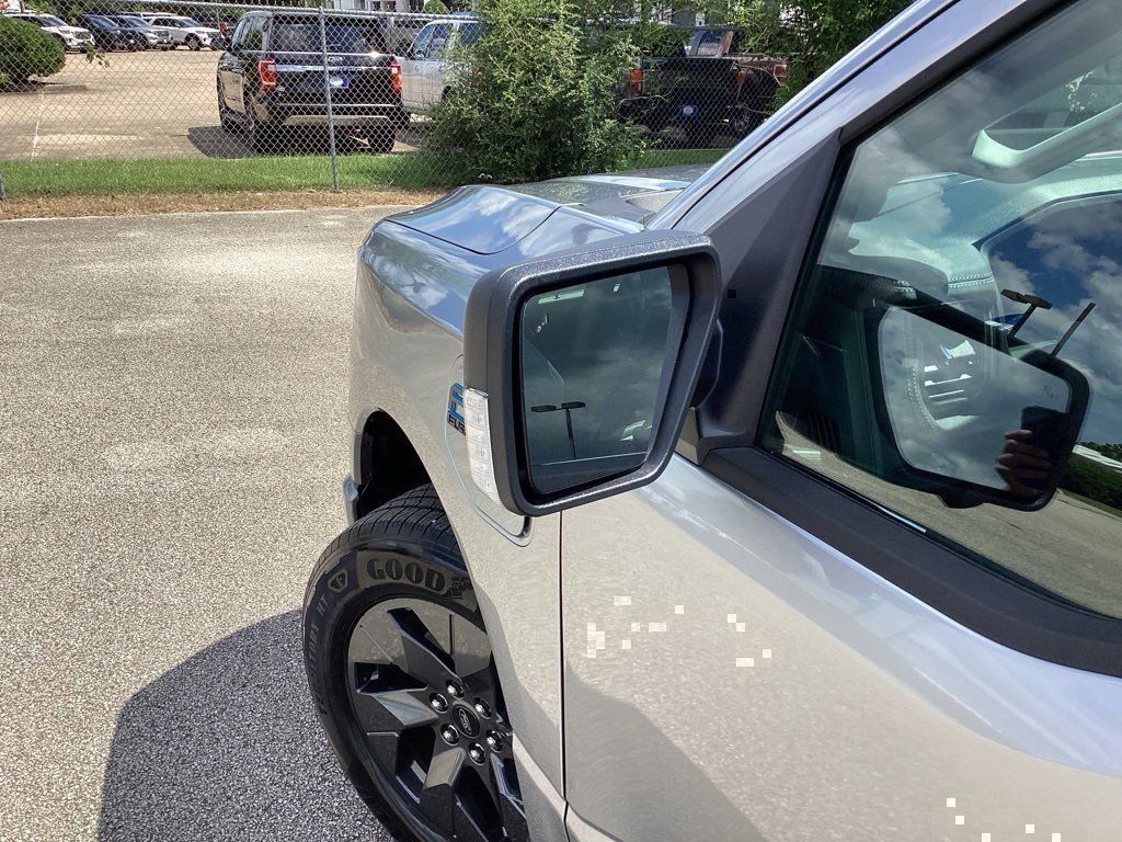 2025 Ford F-150 Lightning Flash - Photo 26