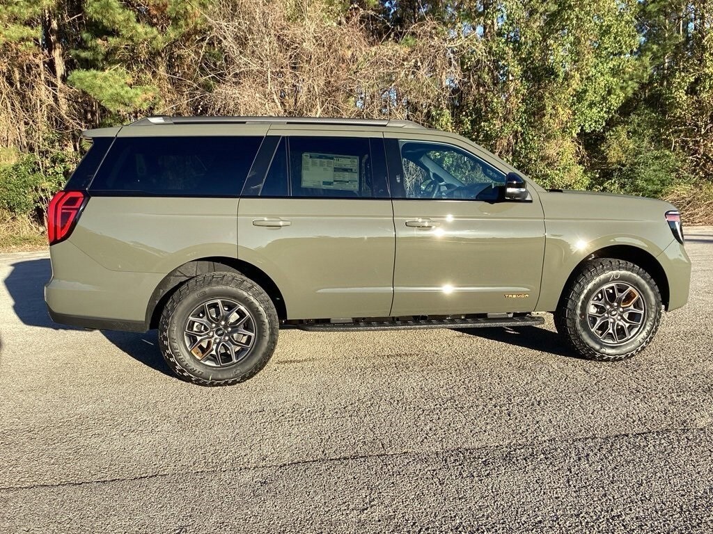 2025 Ford Expedition photo 3