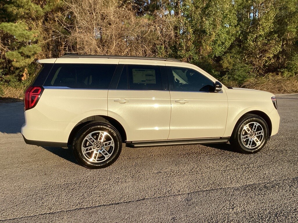 2025 Ford Expedition photo 2