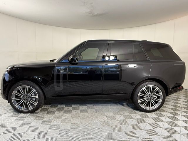 2025 Land Rover Range Rover SE photo 3