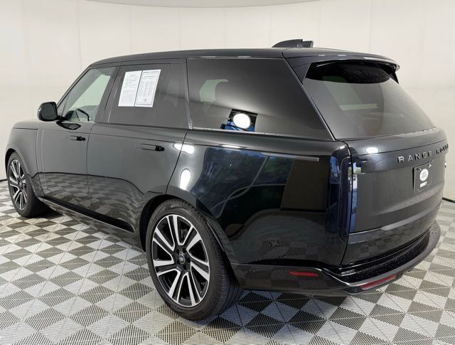 2023 Land Rover Range Rover SE photo 3