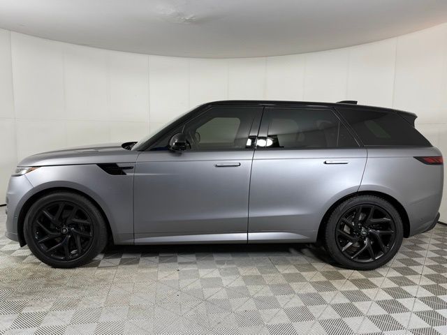2024 Land Rover Range Rover Sport SE photo 3