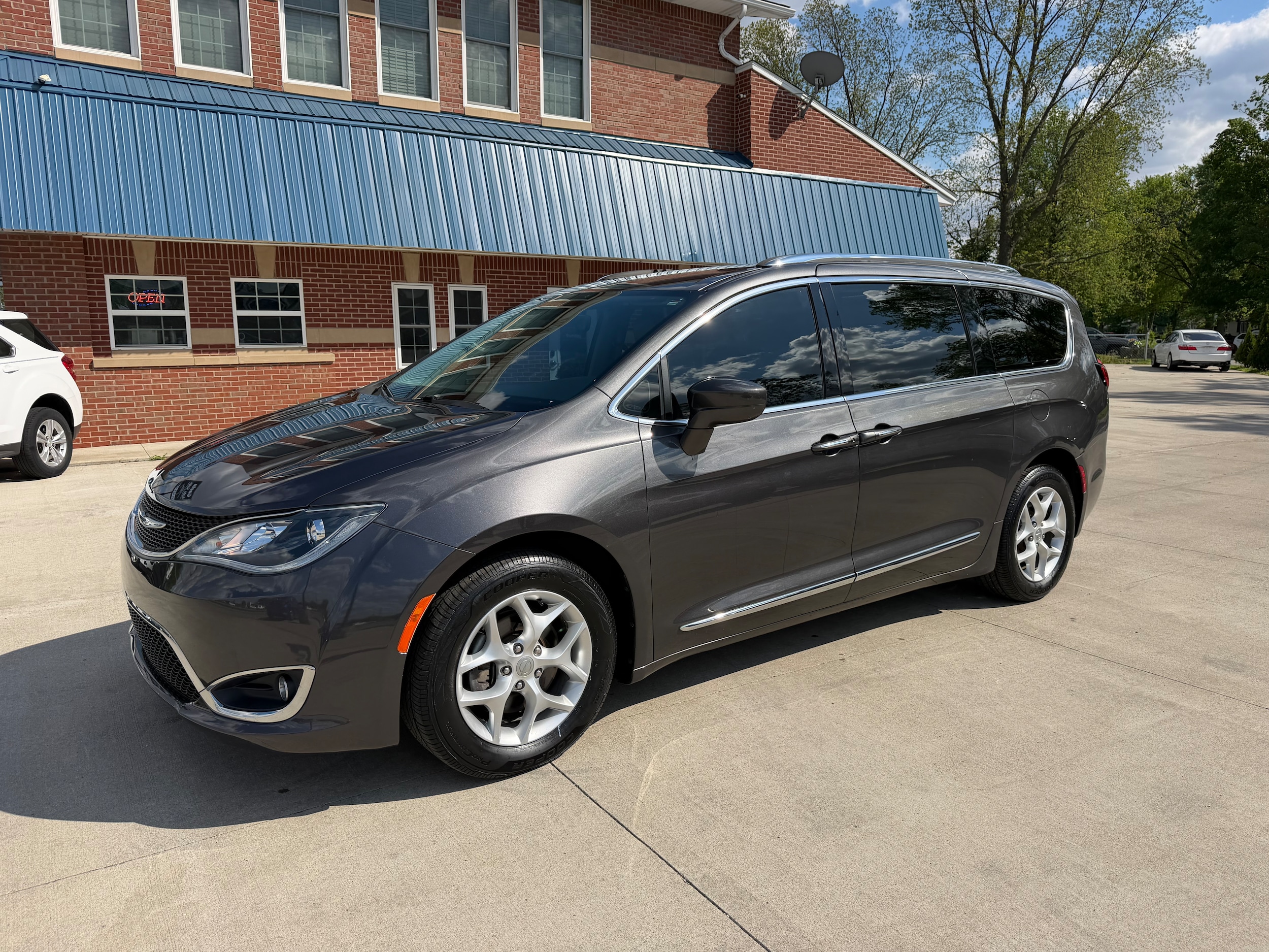 2017 Chrysler Pacifica Touring-L Plus's photo