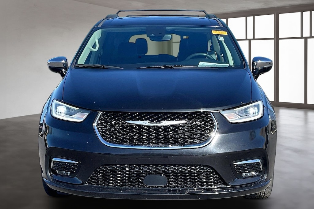 Used 2023 Chrysler Pacifica Limited Minivan/Van