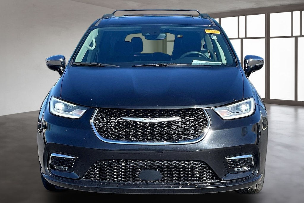 Used 2023 Chrysler Pacifica Limited Minivan/Van