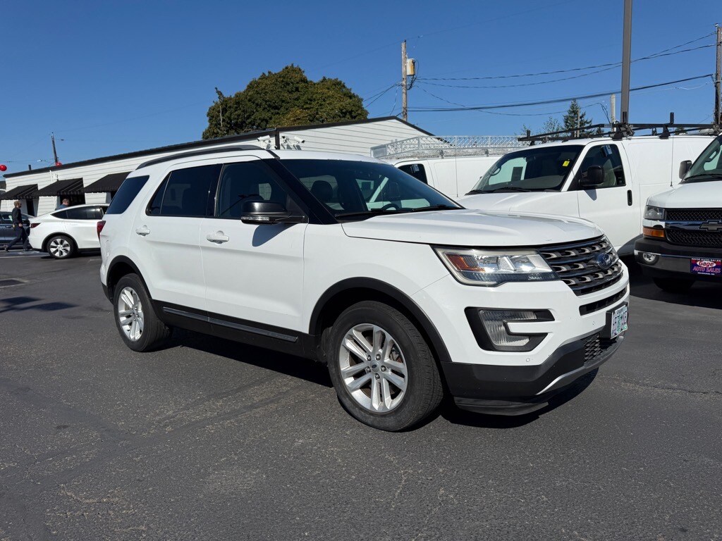 2016 Ford Explorer XLT photo 2
