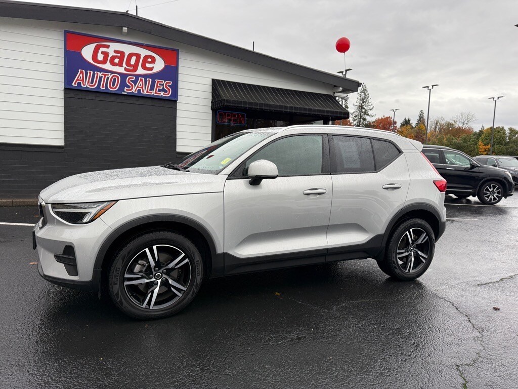 Used 2023 Volvo XC40 B5 Core SUV