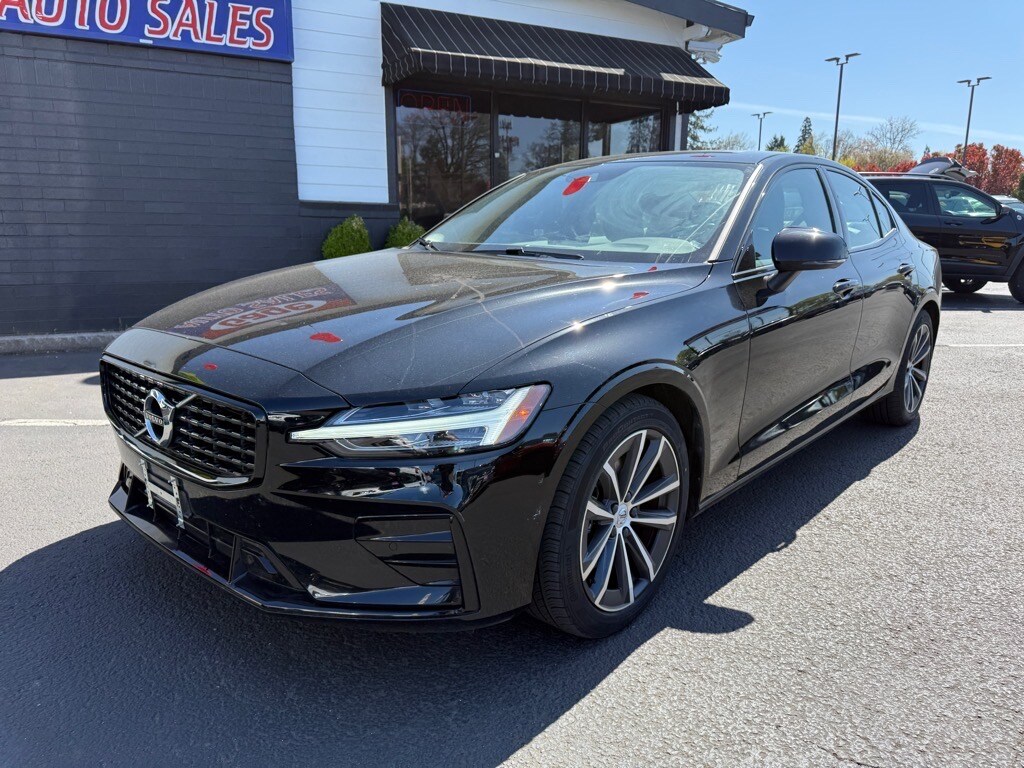 2022 Volvo S60 B5 Momentum photo 2