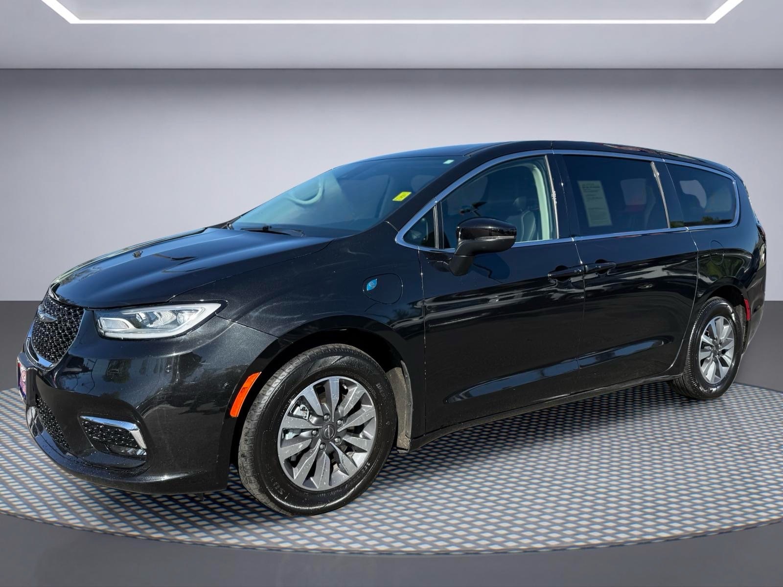 2023 Chrysler Pacifica Hybrid Touring L Hybrid's photo