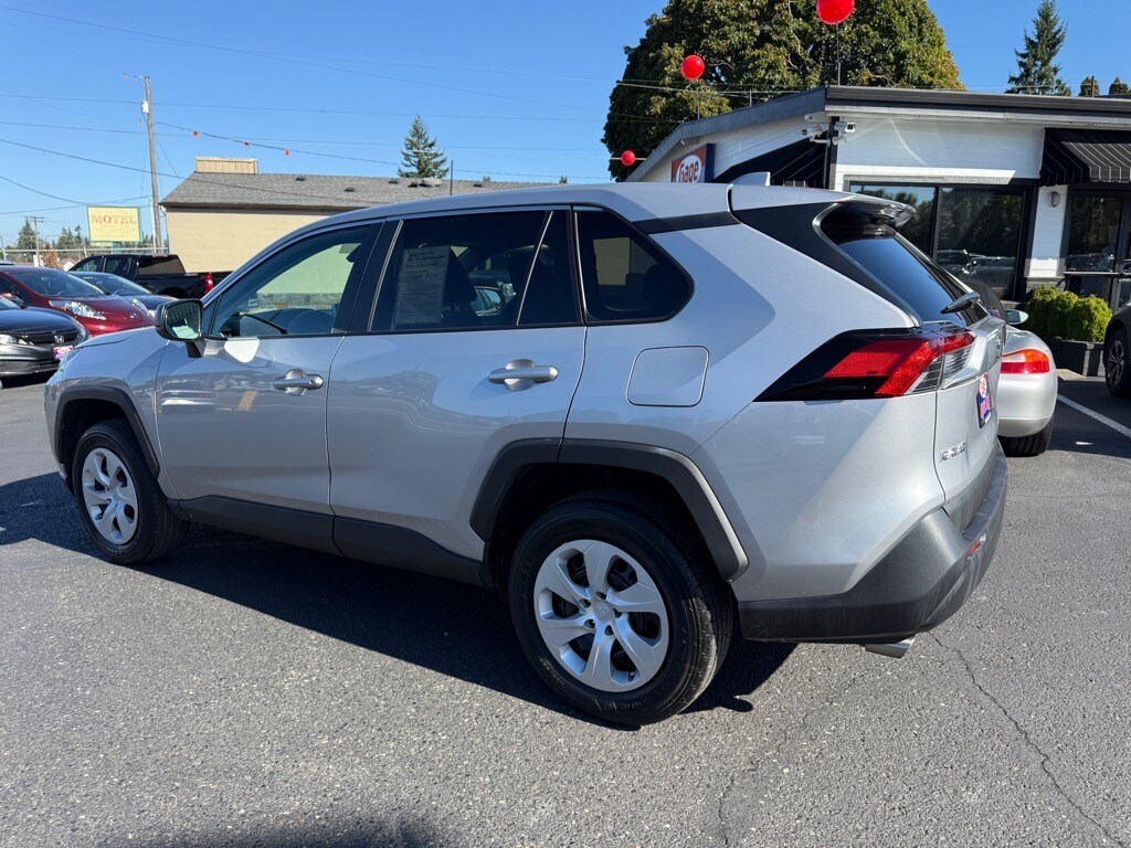 2024 Toyota RAV4 LE photo 3