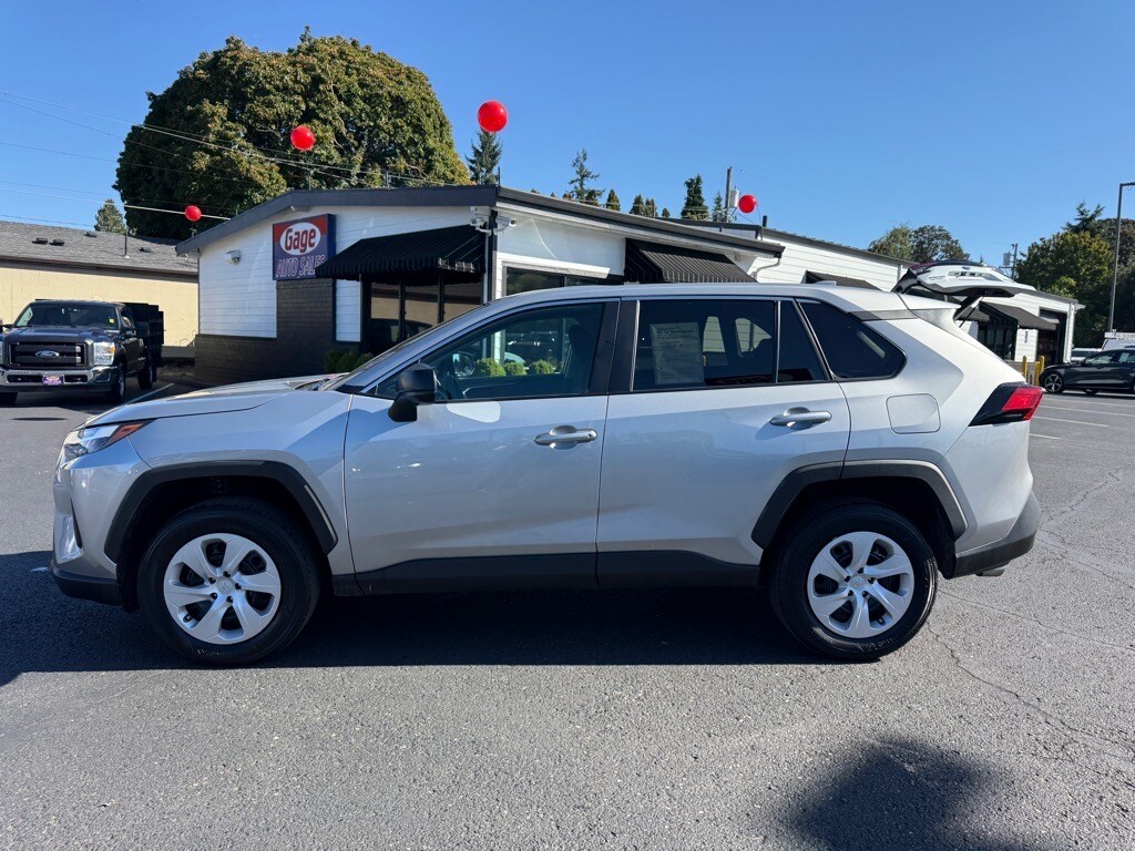 2024 Toyota RAV4 LE photo 2