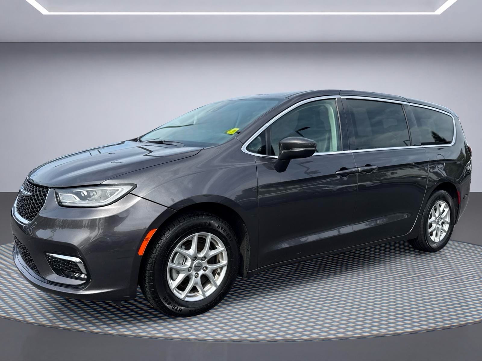 2023 Chrysler Pacifica Touring L's photo