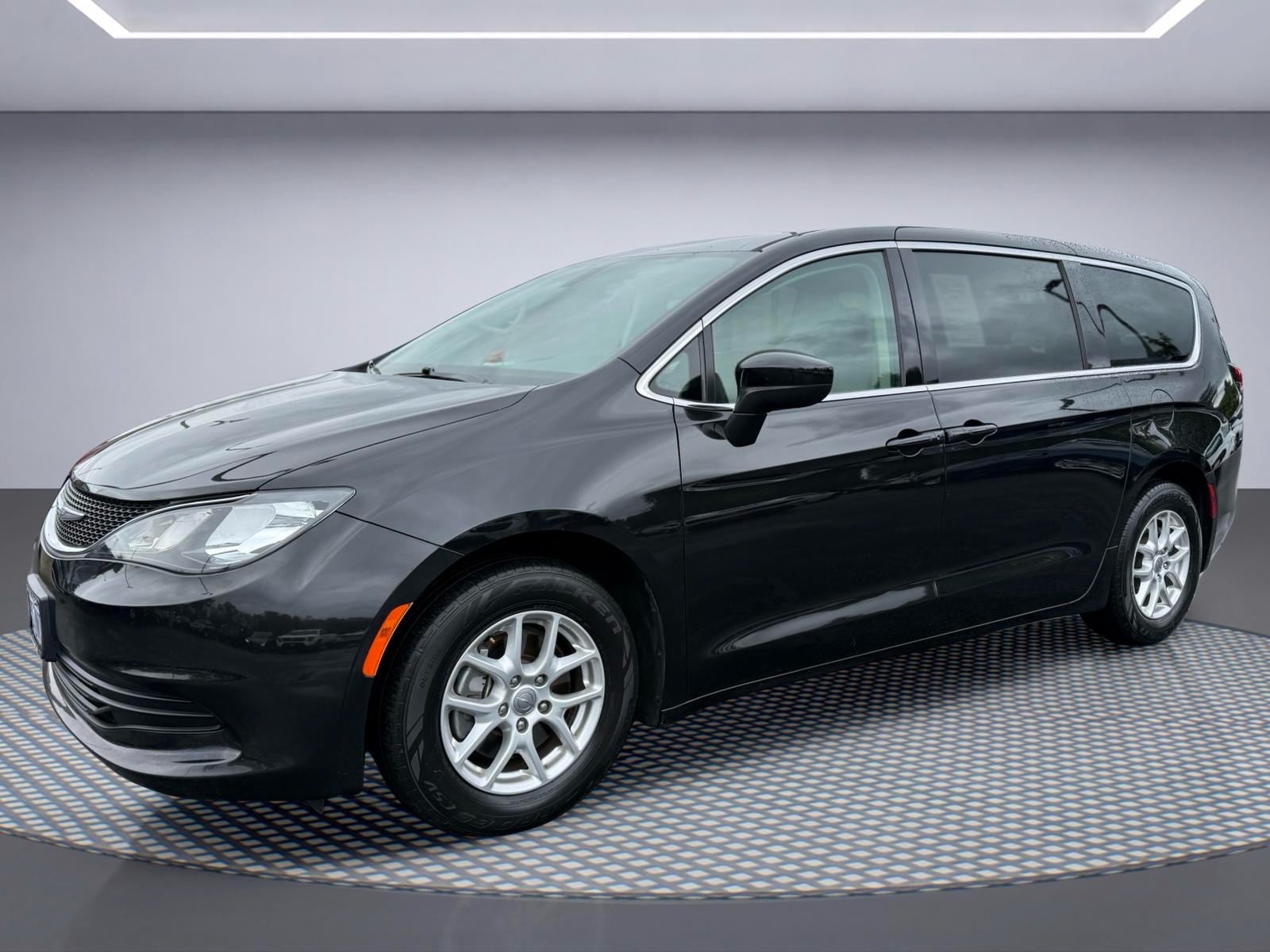 2018 Chrysler Pacifica Touring's photo