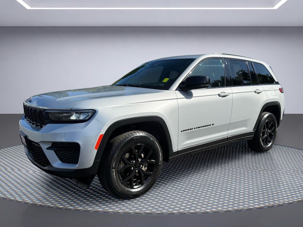 Used 2024 Jeep Grand Cherokee Altitude SUV