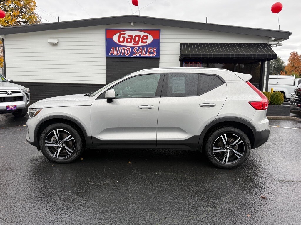 Used 2023 Volvo XC40 B5 Core SUV