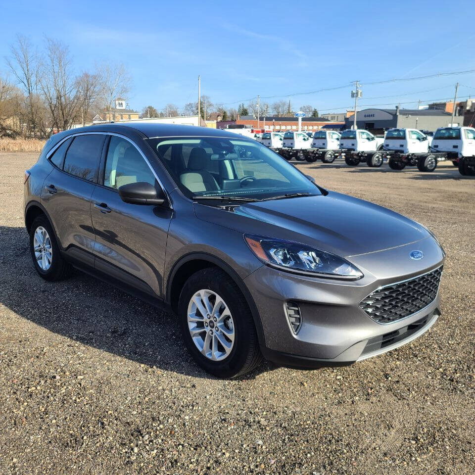 2022 Ford Escape Hybrid SE photo 2