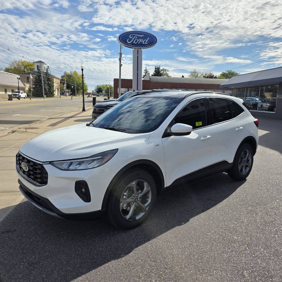 2026 Ford Escape ST-Line Select Hybrid photo 2