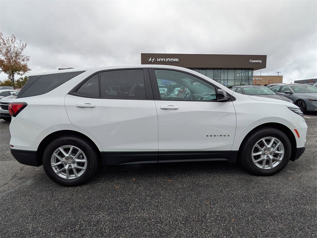 2023 Chevrolet Equinox LS photo 3