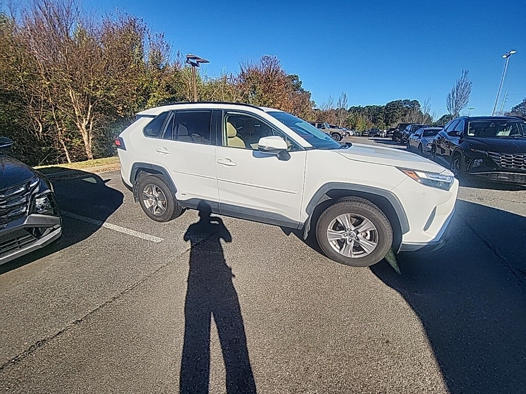 2022 Toyota RAV4 Hybrid XLE photo 3