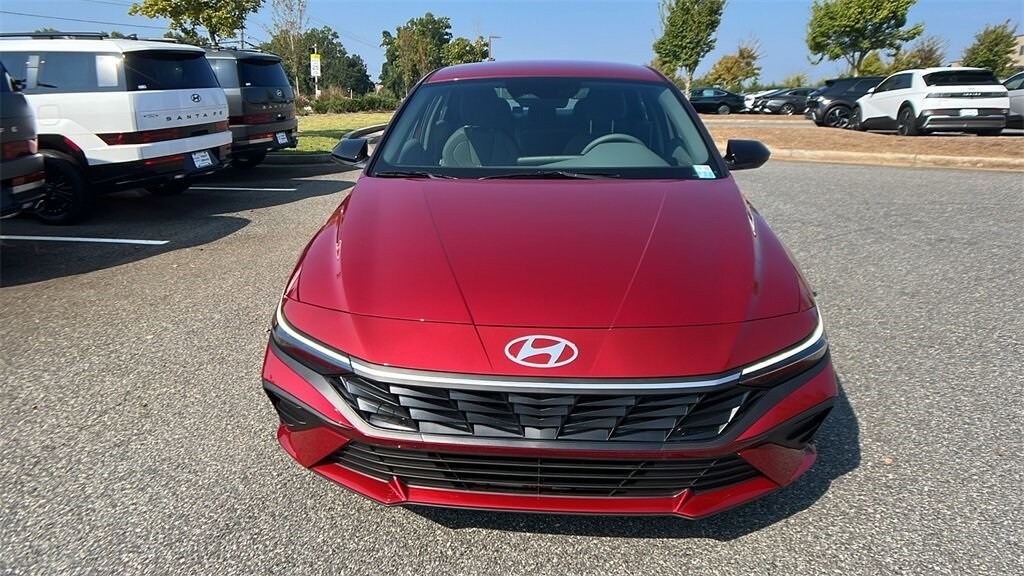 2025 Hyundai Elantra SEL Sport photo 2