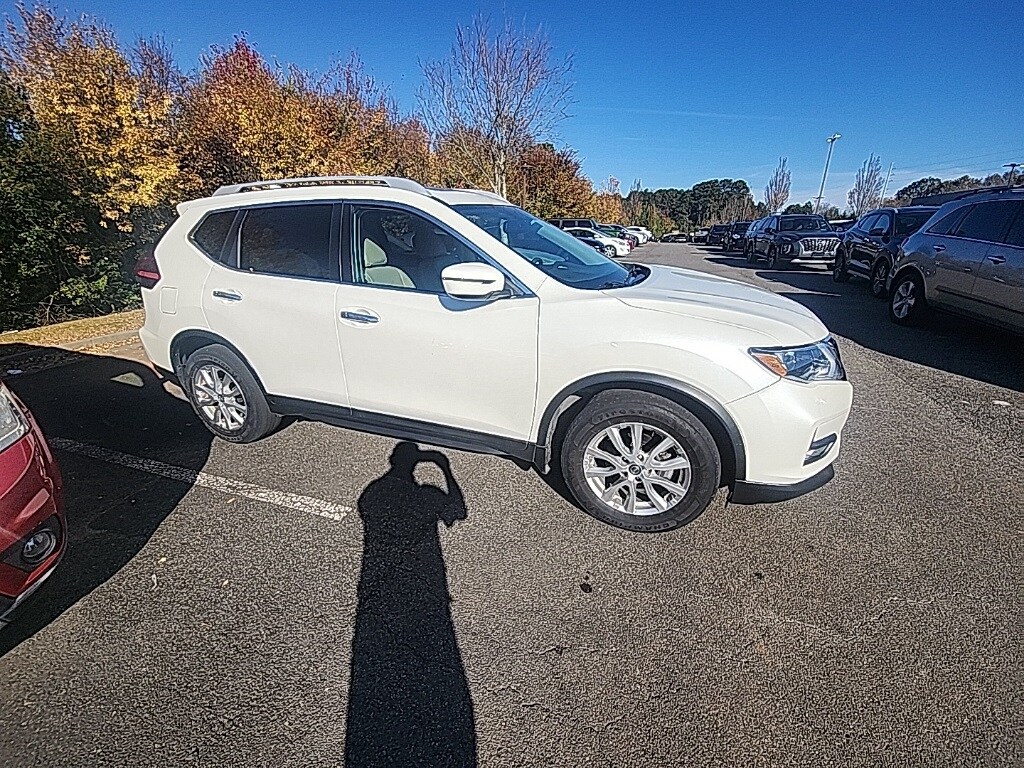 2017 Nissan Rogue SV photo 3