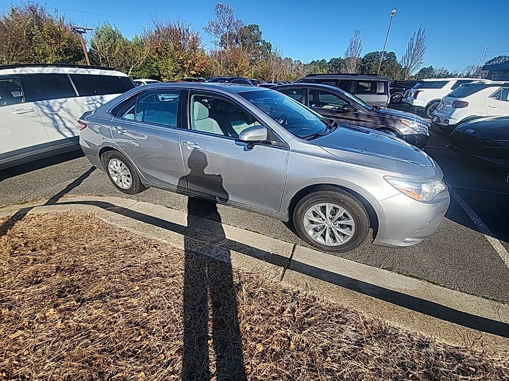 2017 Toyota Camry LE photo 3