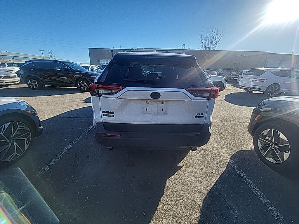 2022 Toyota RAV4 Hybrid XLE photo 4