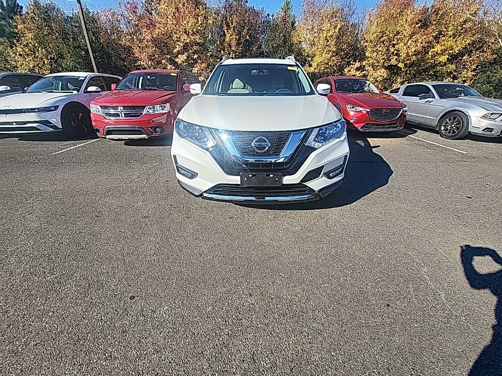 2017 Nissan Rogue SV photo 2
