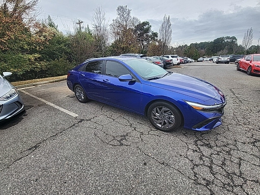2024 Hyundai Elantra SEL photo 3