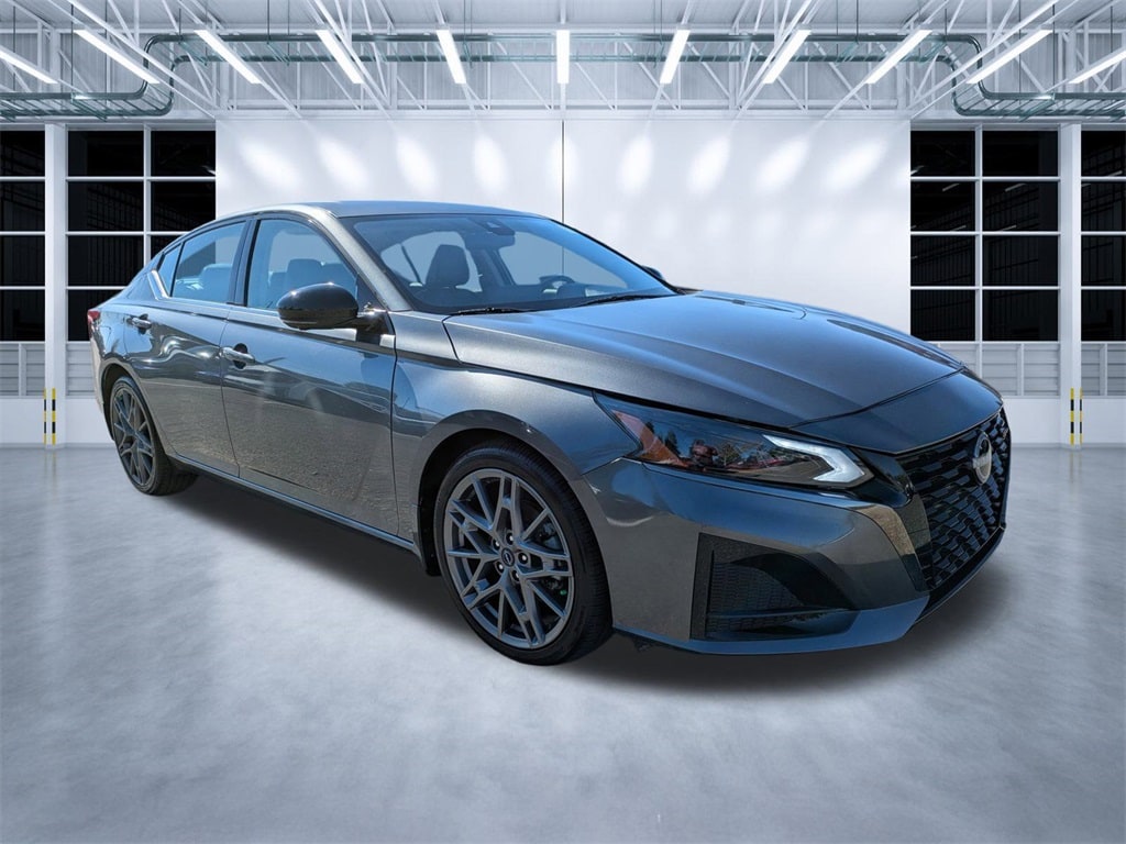 2023 Nissan Altima SR's photo