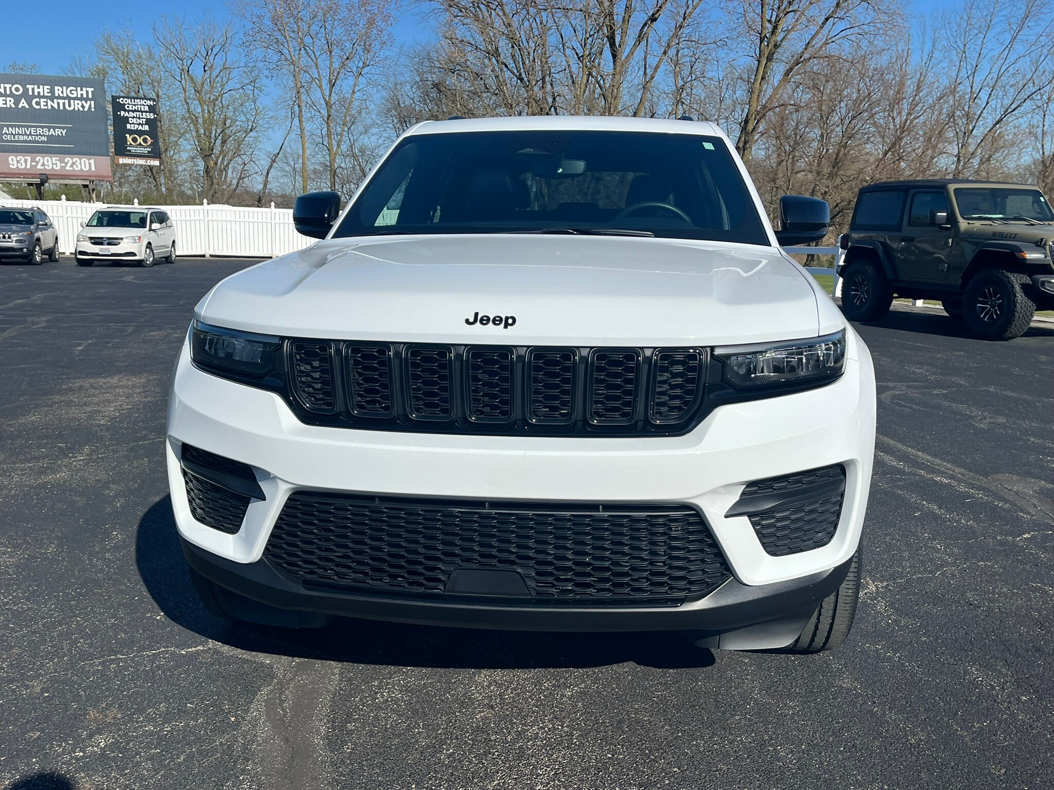 2022 Jeep Grand Cherokee Laredo photo 2