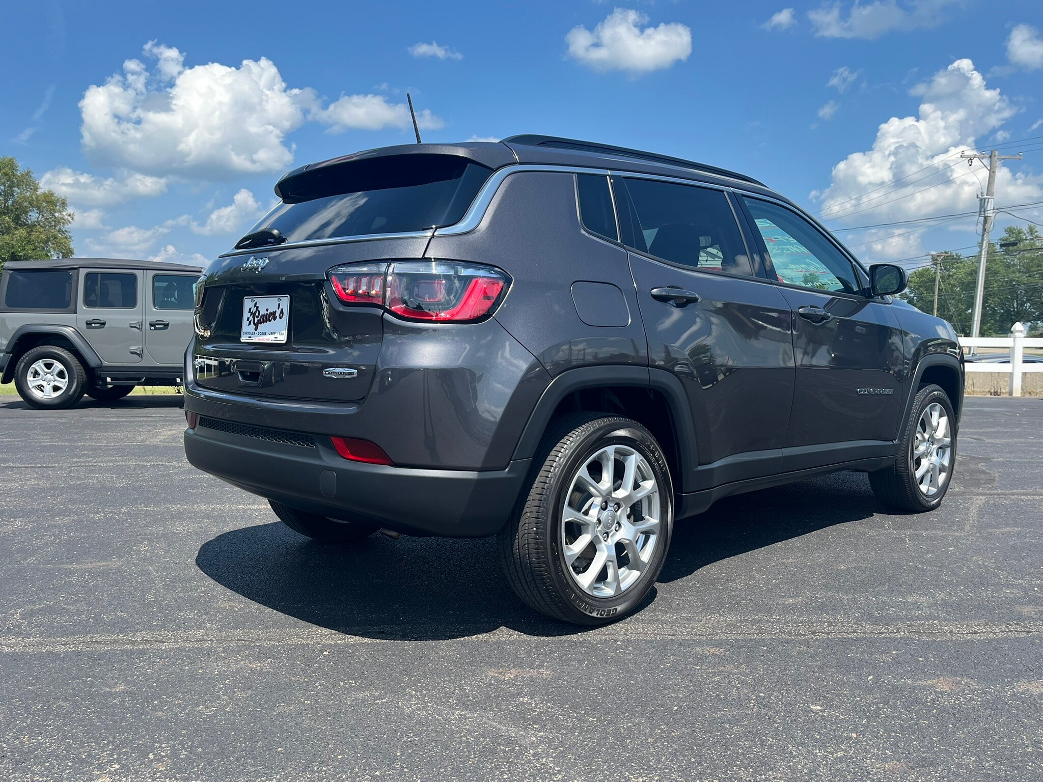 2022 Jeep Compass Latitude Lux photo 2
