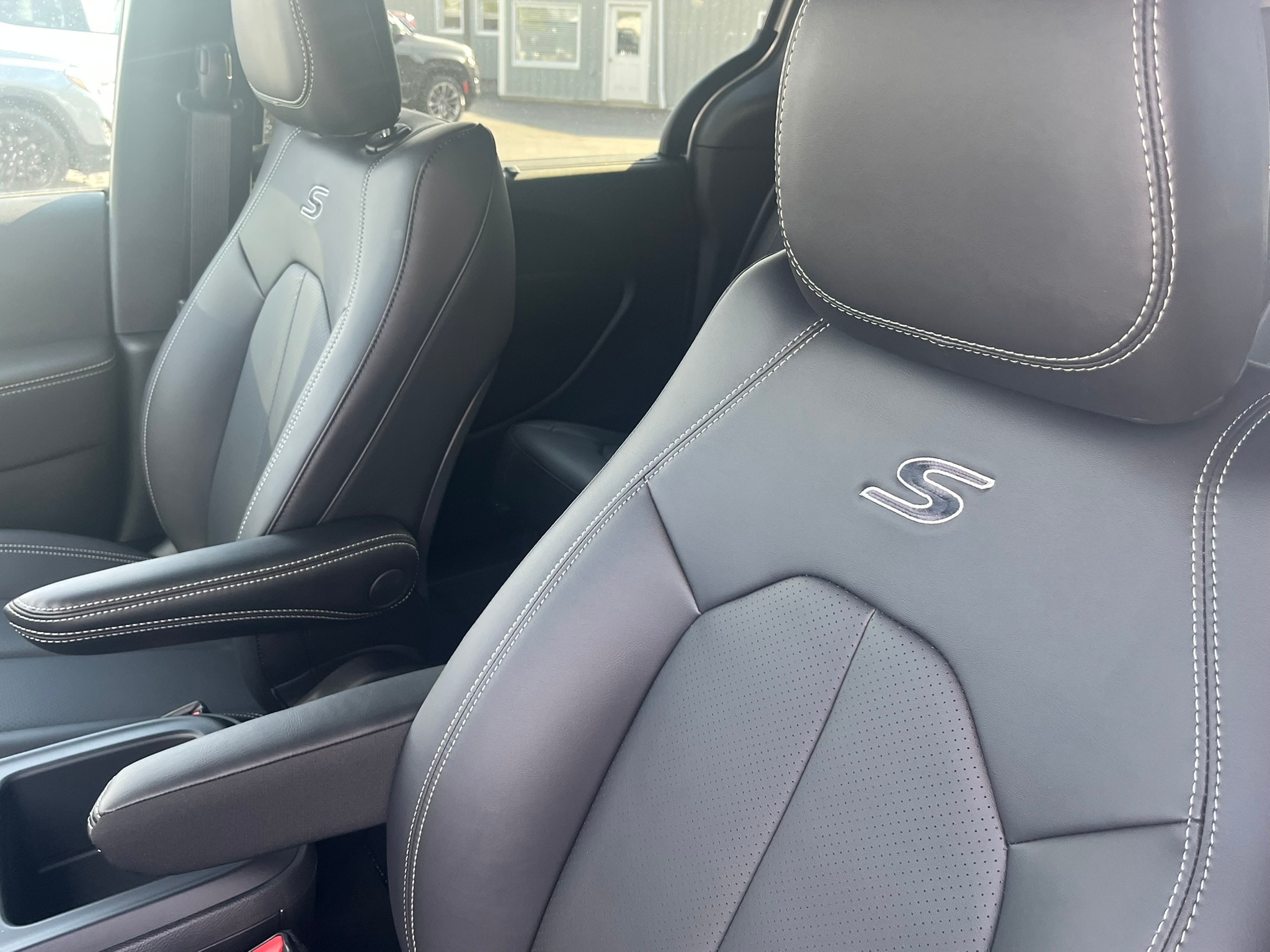 2026 Chrysler Pacifica Select - Photo 15