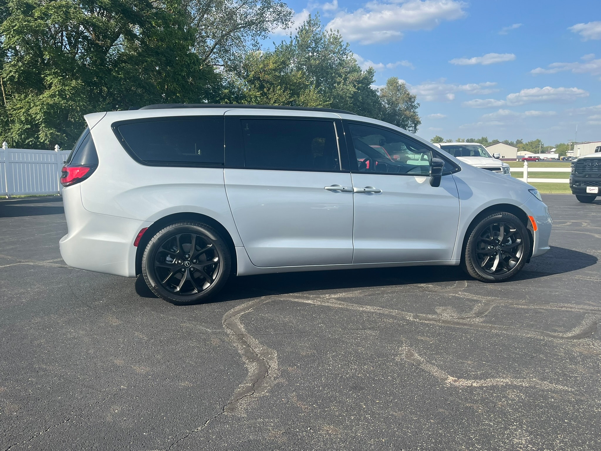 2026 Chrysler Pacifica Select - Photo 10