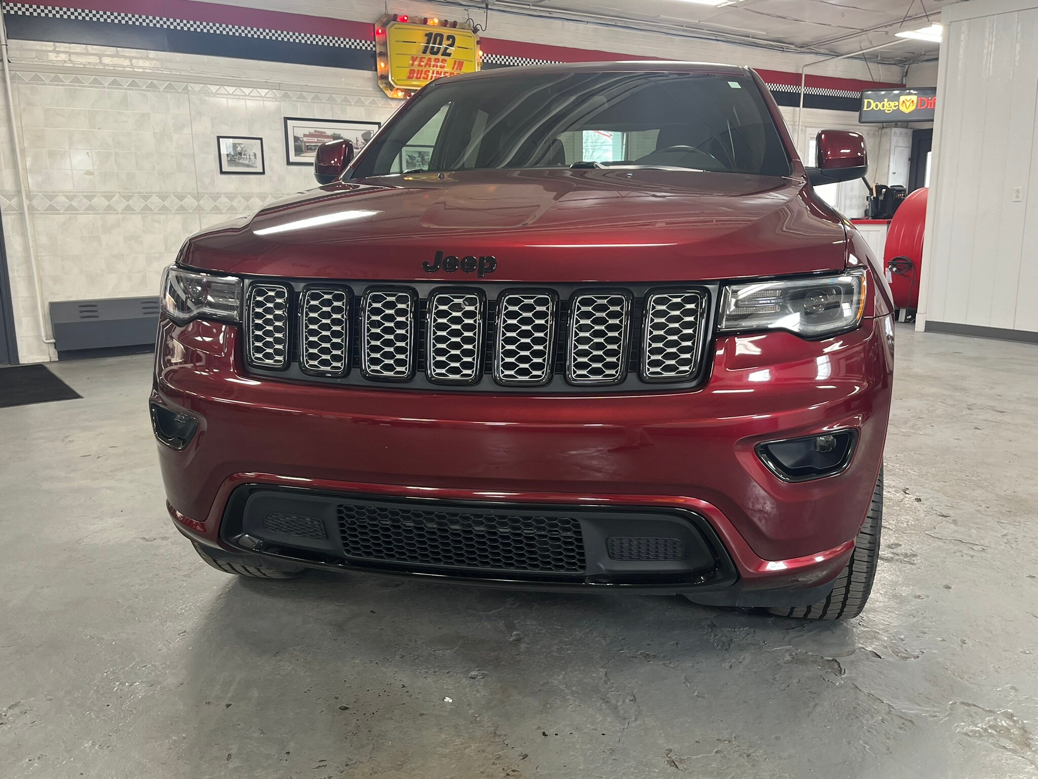 2021 Jeep Grand Cherokee Laredo photo 2