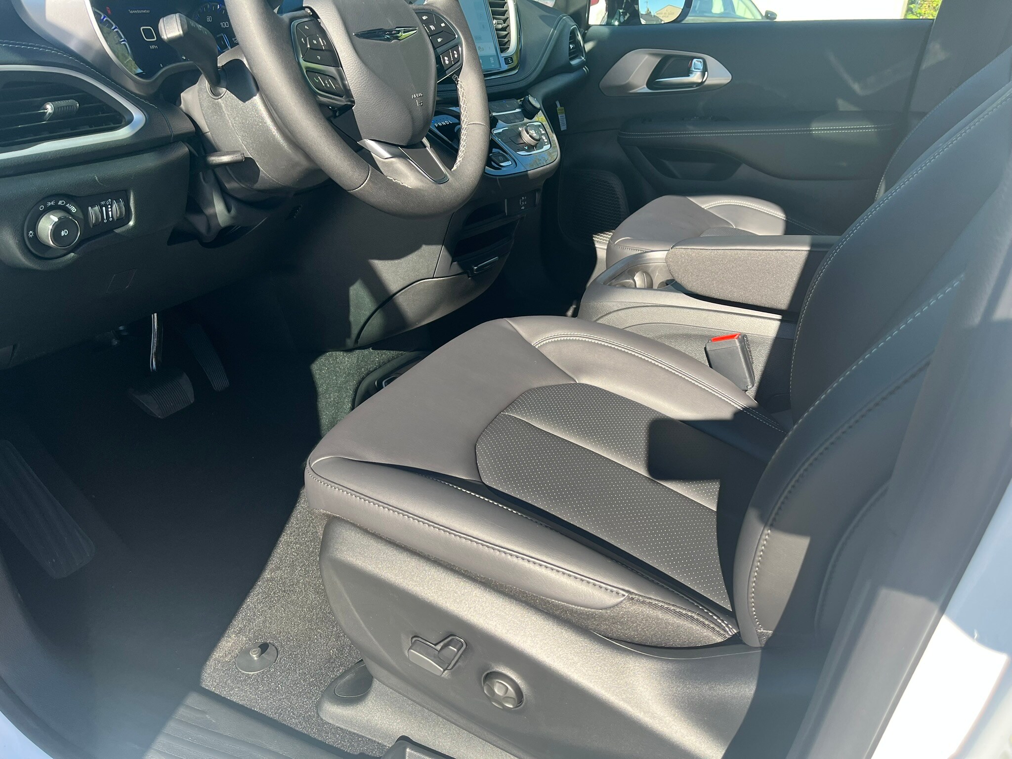 2026 Chrysler Pacifica Select - Photo 14