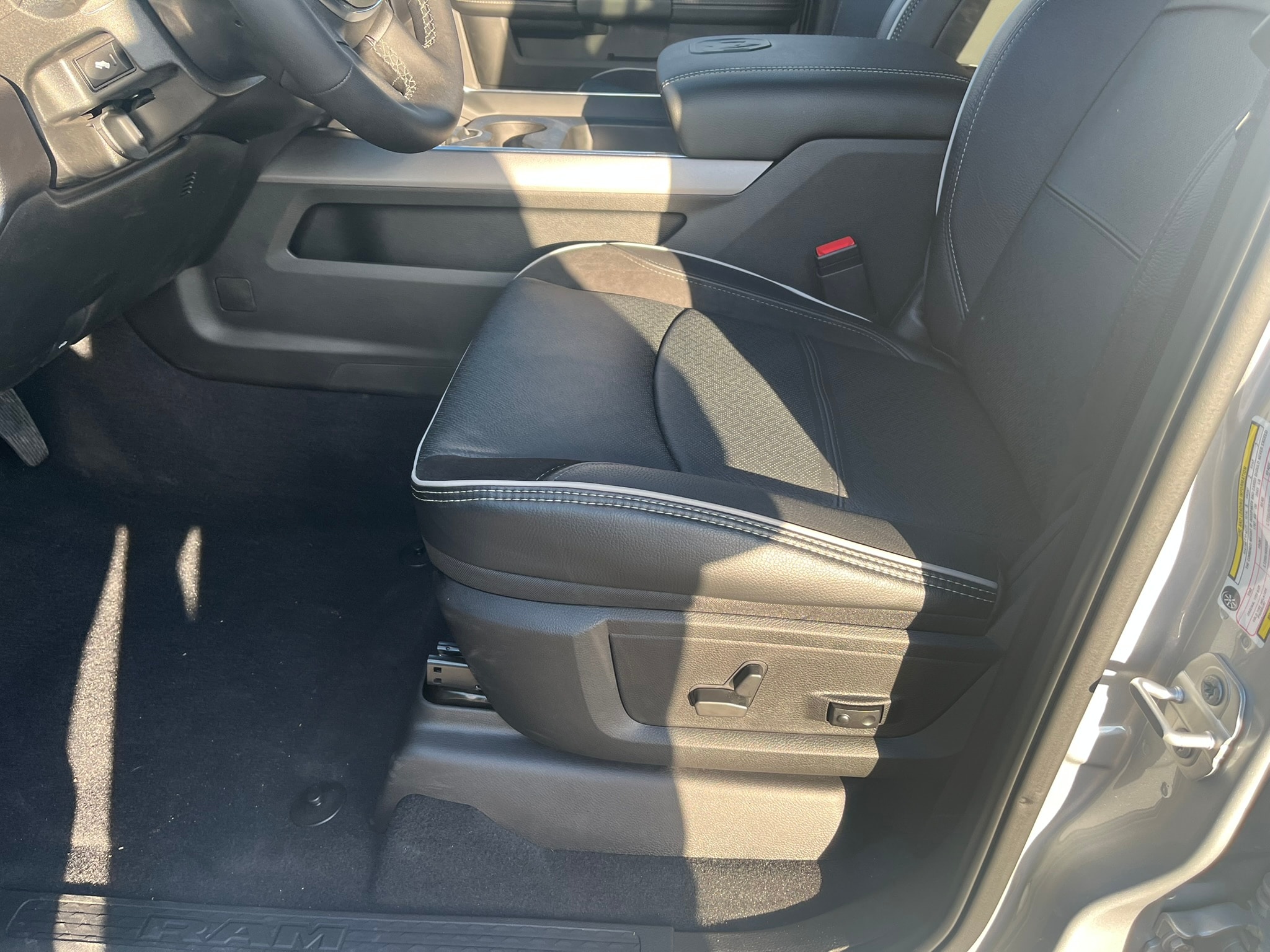 2026 RAM 3500 Laramie - Photo 17