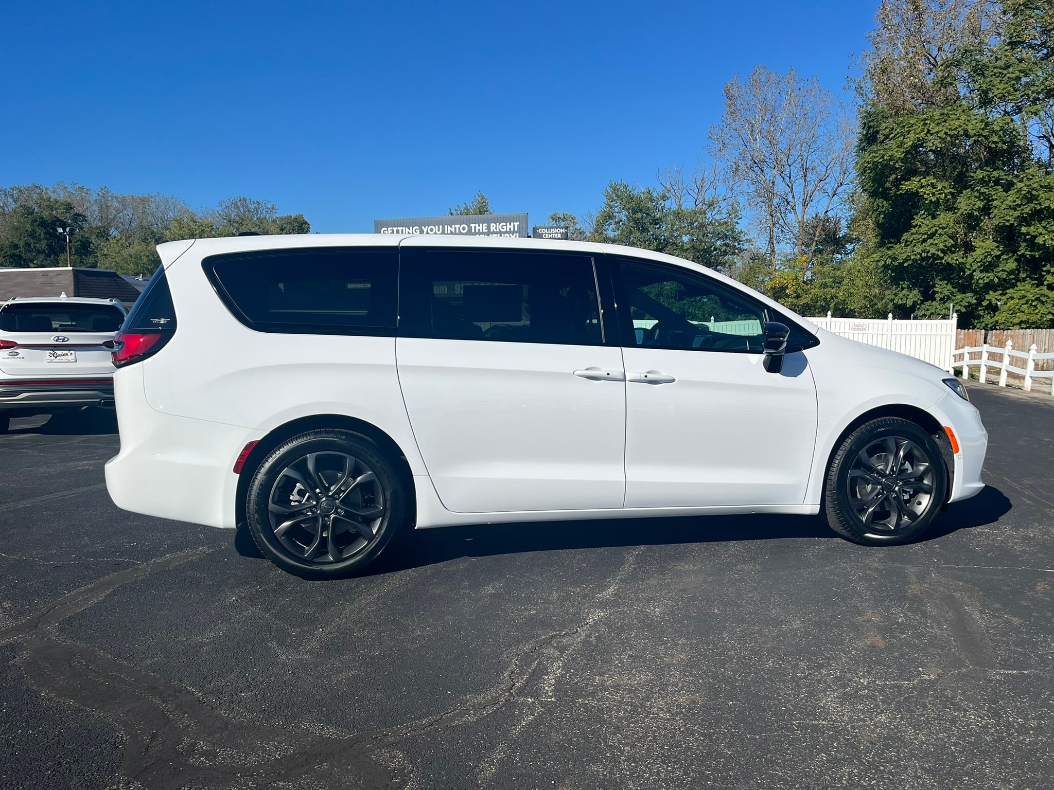 2026 Chrysler Pacifica Select - Photo 11
