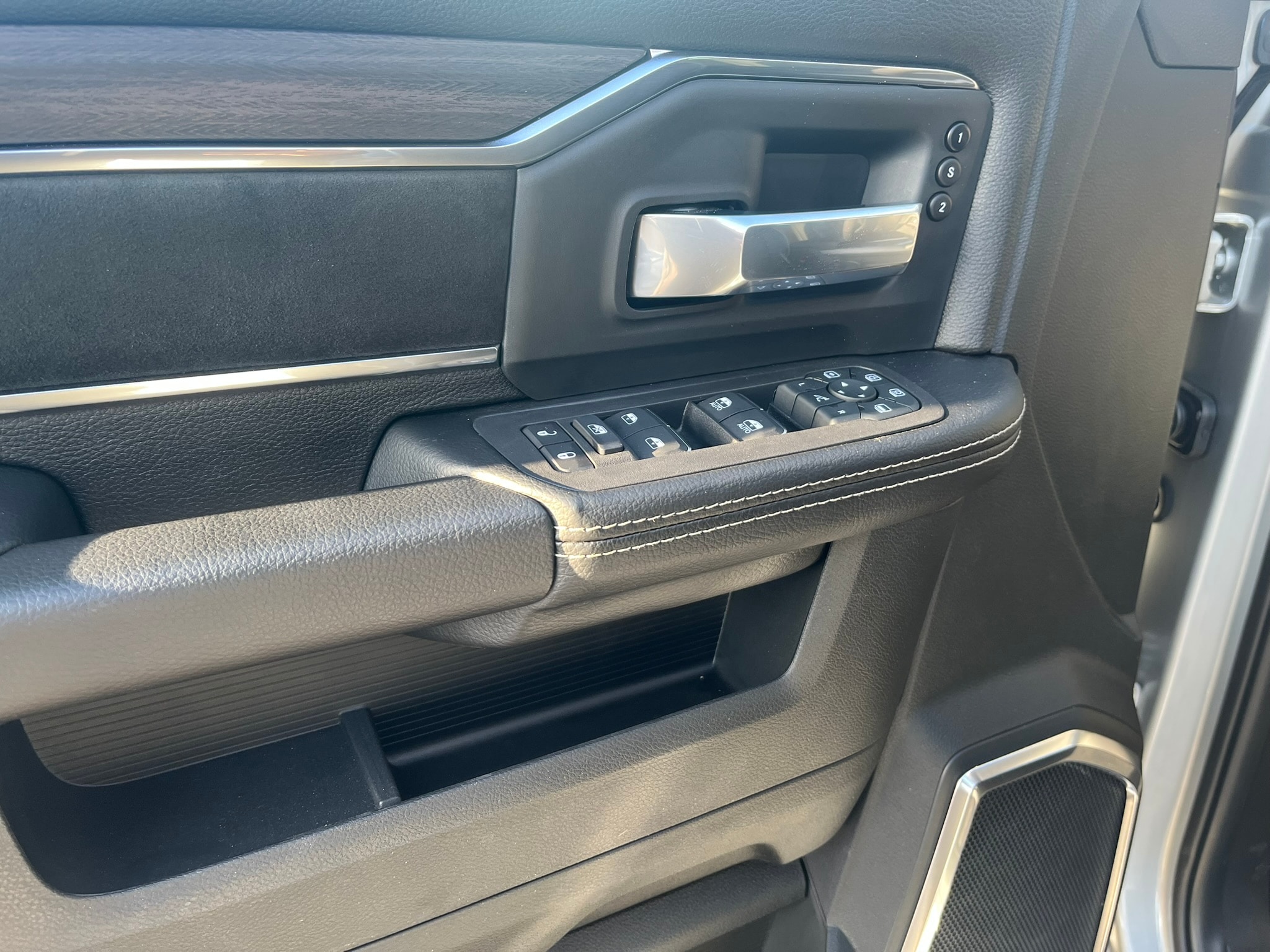 2026 RAM 3500 Laramie - Photo 18