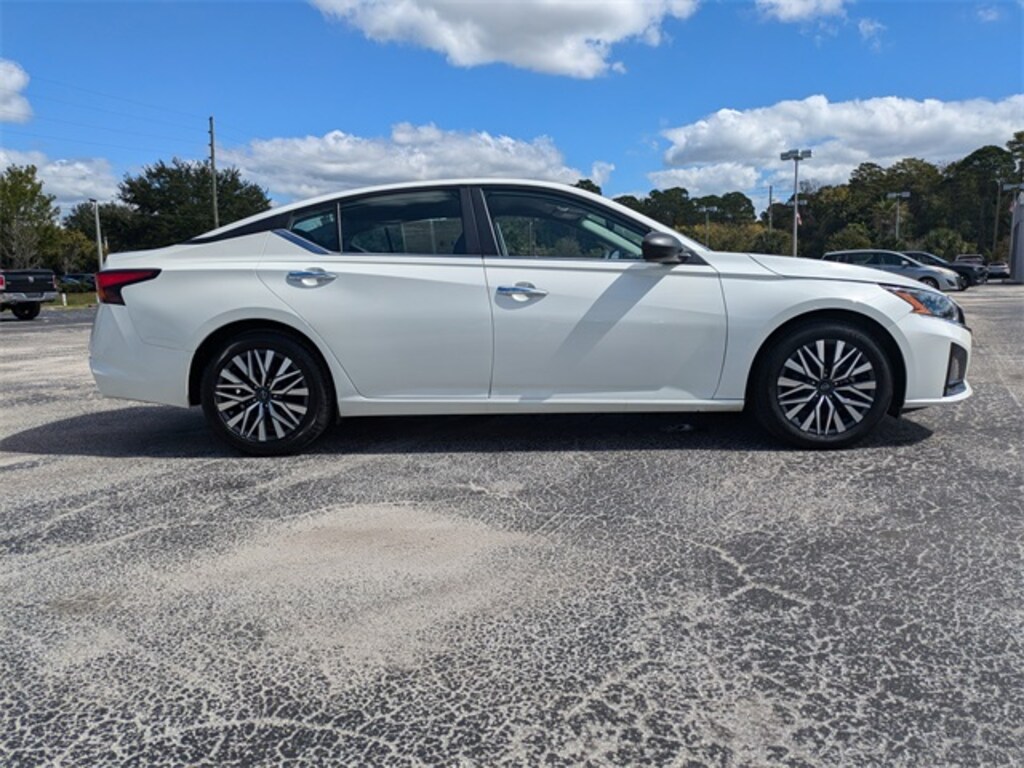 Used 2024 Nissan Altima 2.5 SV Sedan