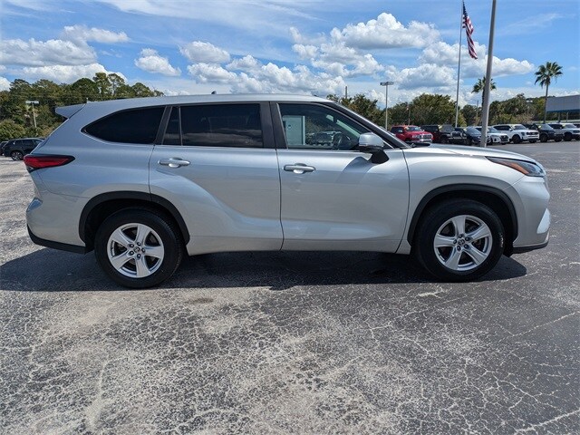 2023 Toyota Highlander L photo 3