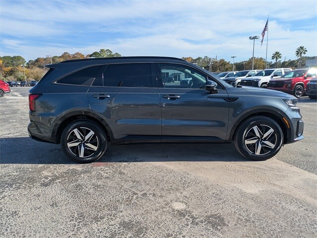 2022 Kia Sorento S photo 2
