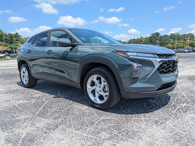 2025 Chevrolet Trax LS photo 2