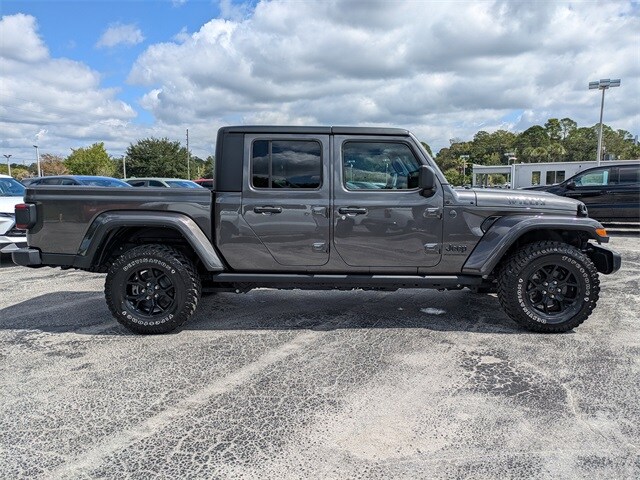 2024 Jeep Gladiator Willys photo 2
