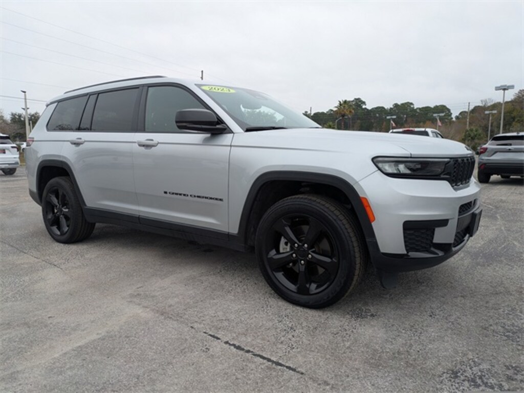 Used 2023 Jeep Grand Cherokee L Laredo SUV
