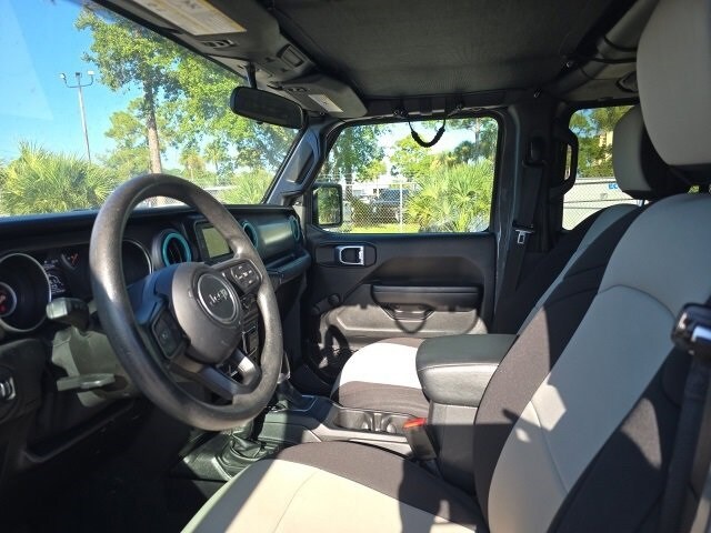 2021 Jeep Gladiator Willys Sport photo 2